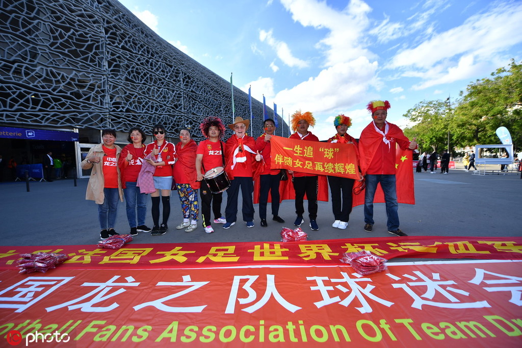 包含欧预赛现场气氛火爆，球迷热情高涨的词条