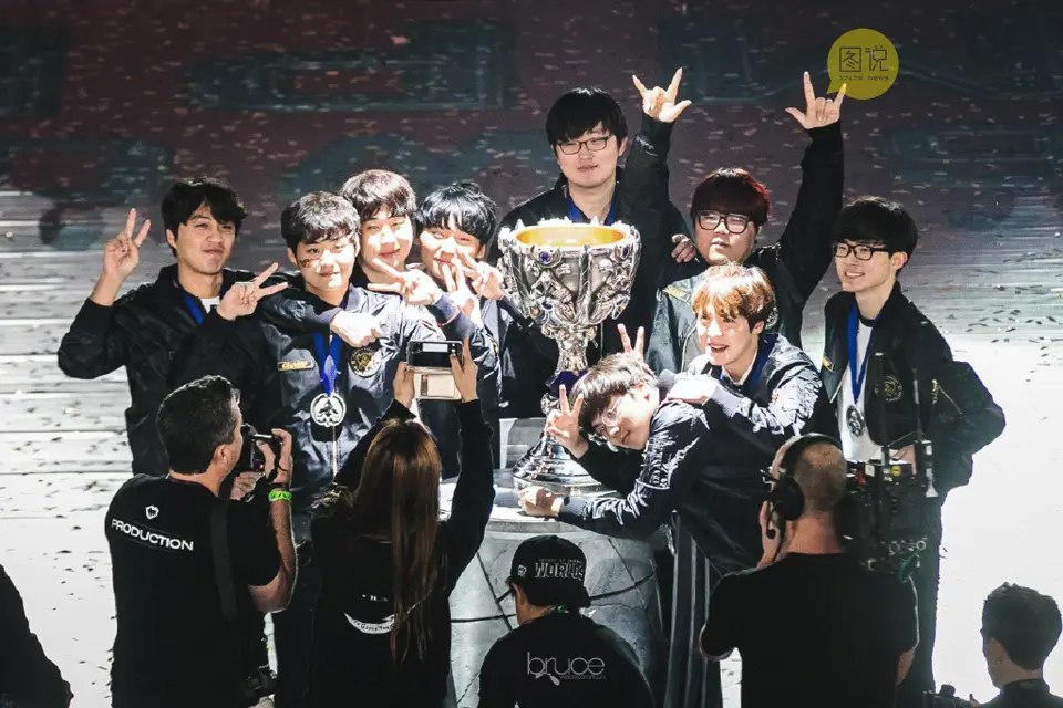 IG横扫CLG，Ming打出惊人五杀顶尖较量全球总决赛，让粉丝疯狂欢呼