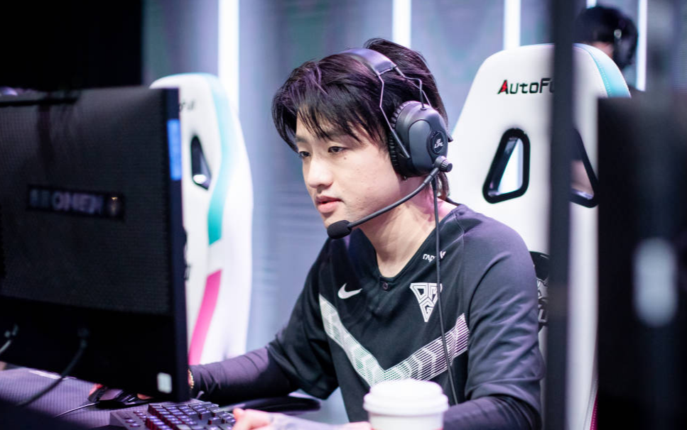 JDG血洗DFM，JackeyLove极限生还后反打峡谷大战四强赛，锁定晋级资格的简单介绍