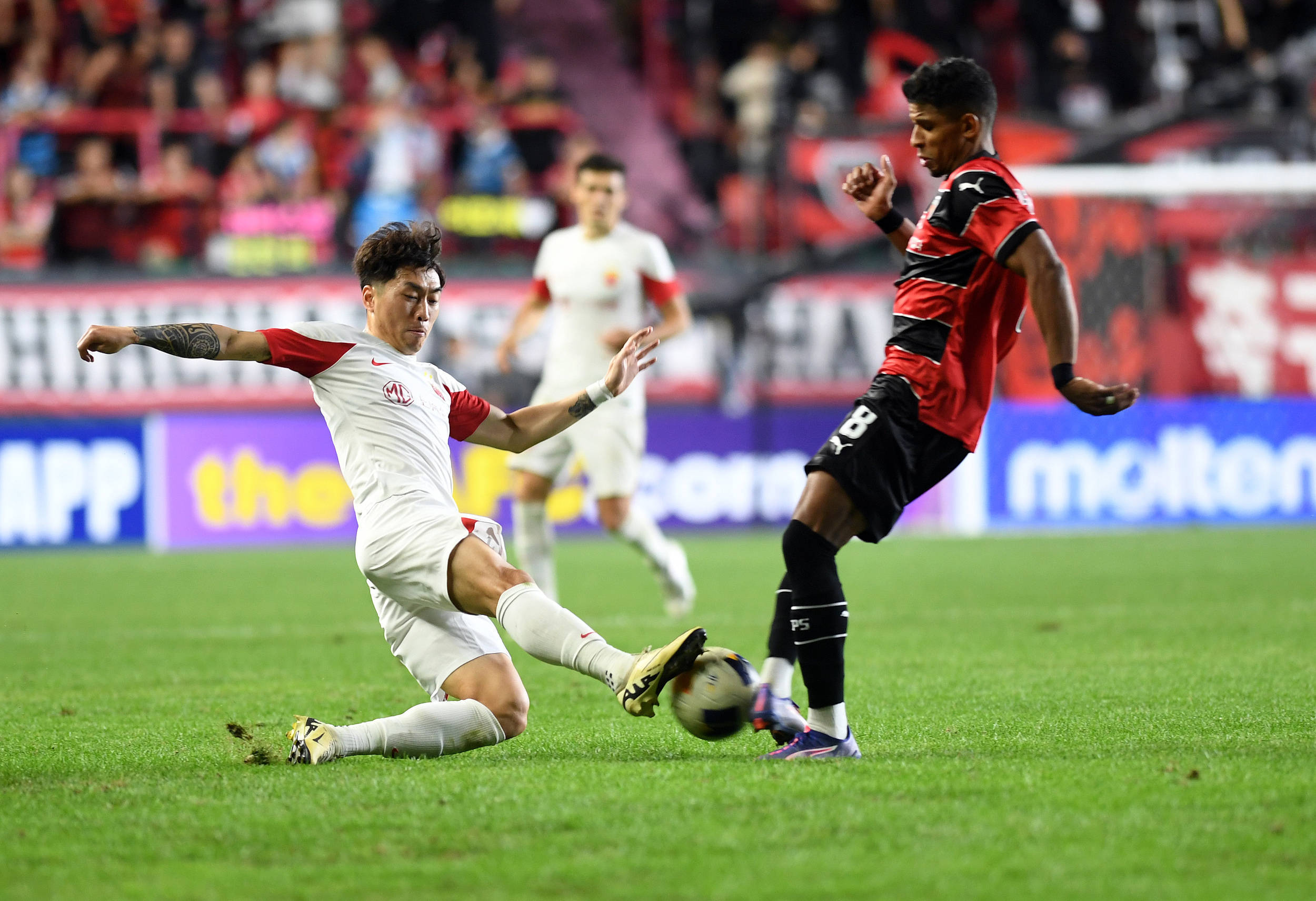 球队在亚冠赛场上勇往直前,誓夺冠军 球队在亚冠赛场上勇往直前,誓夺冠军