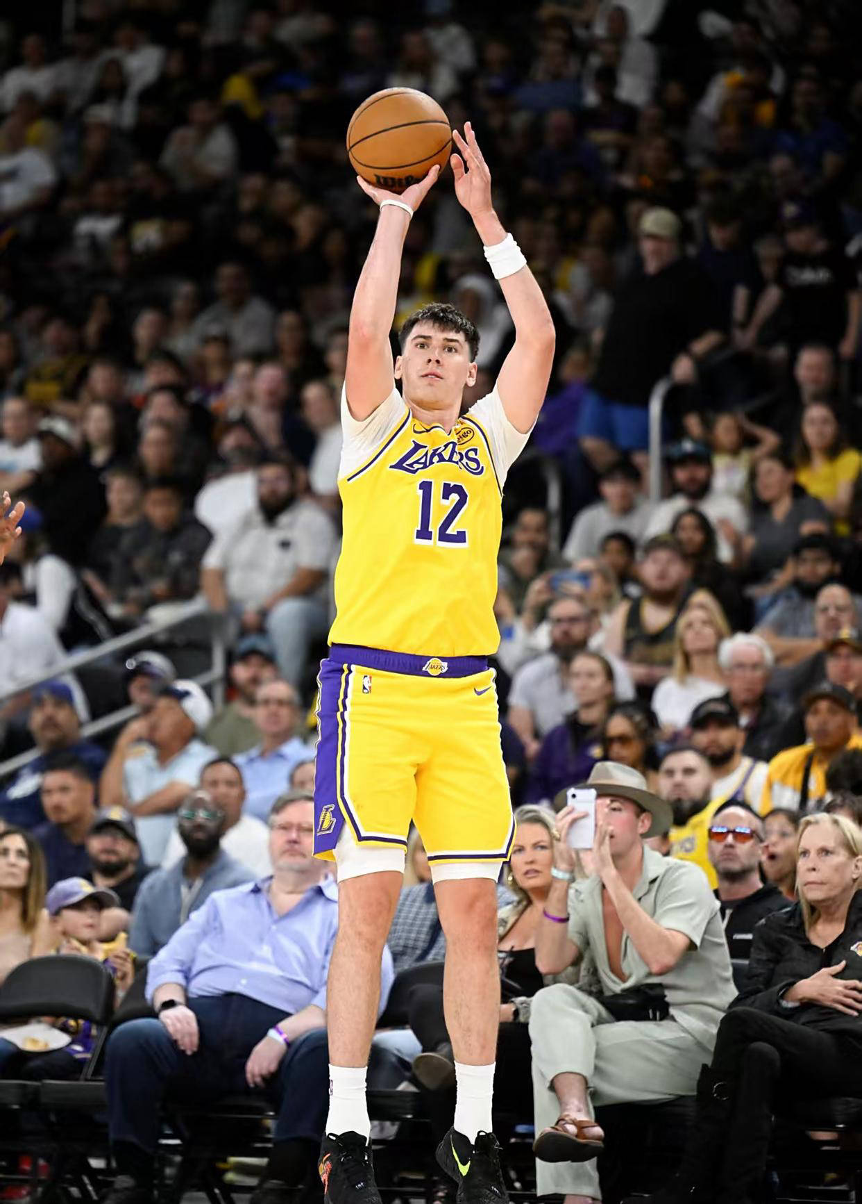 勇士队击败湖人队，夺取胜利