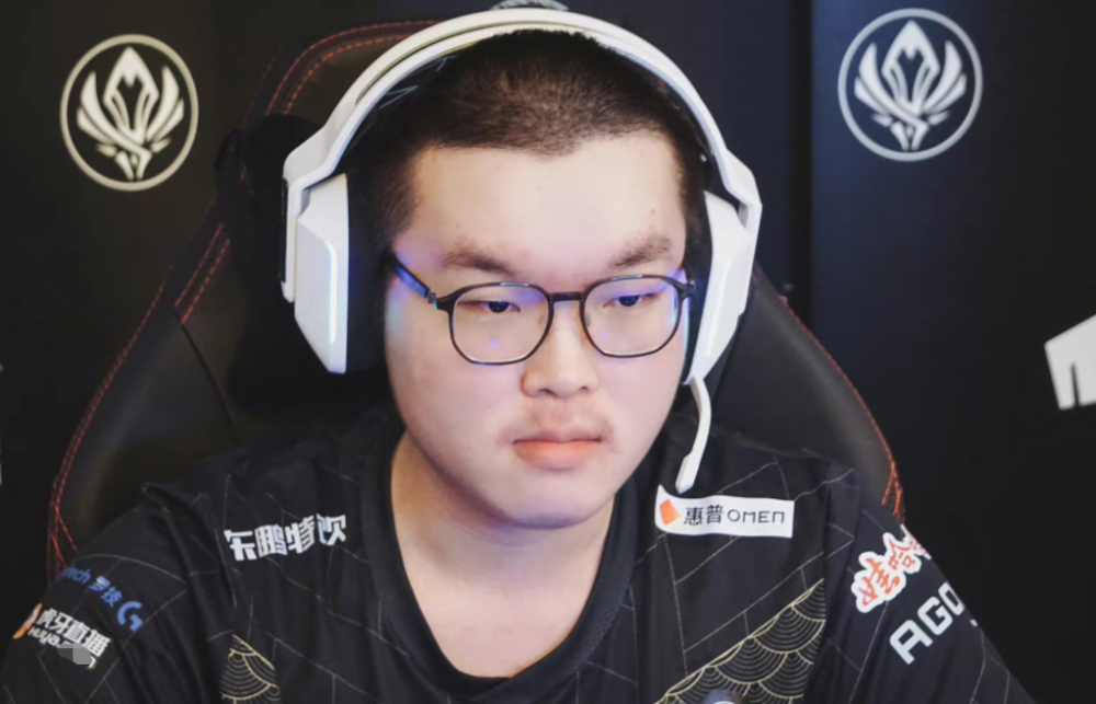 EDG险胜SHR，Jankos关键团战开团秒人激烈交锋小组赛，锁定晋级资格的简单介绍