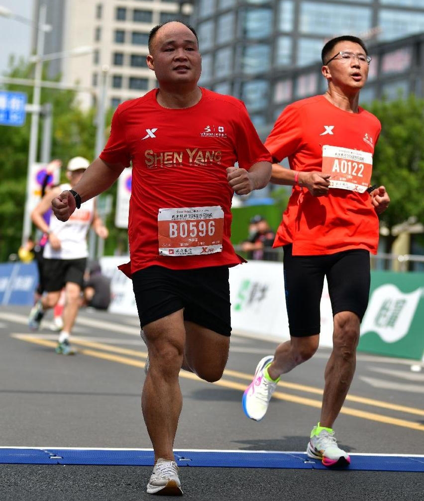 选手斗志昂扬，全力以赴迎接挑战