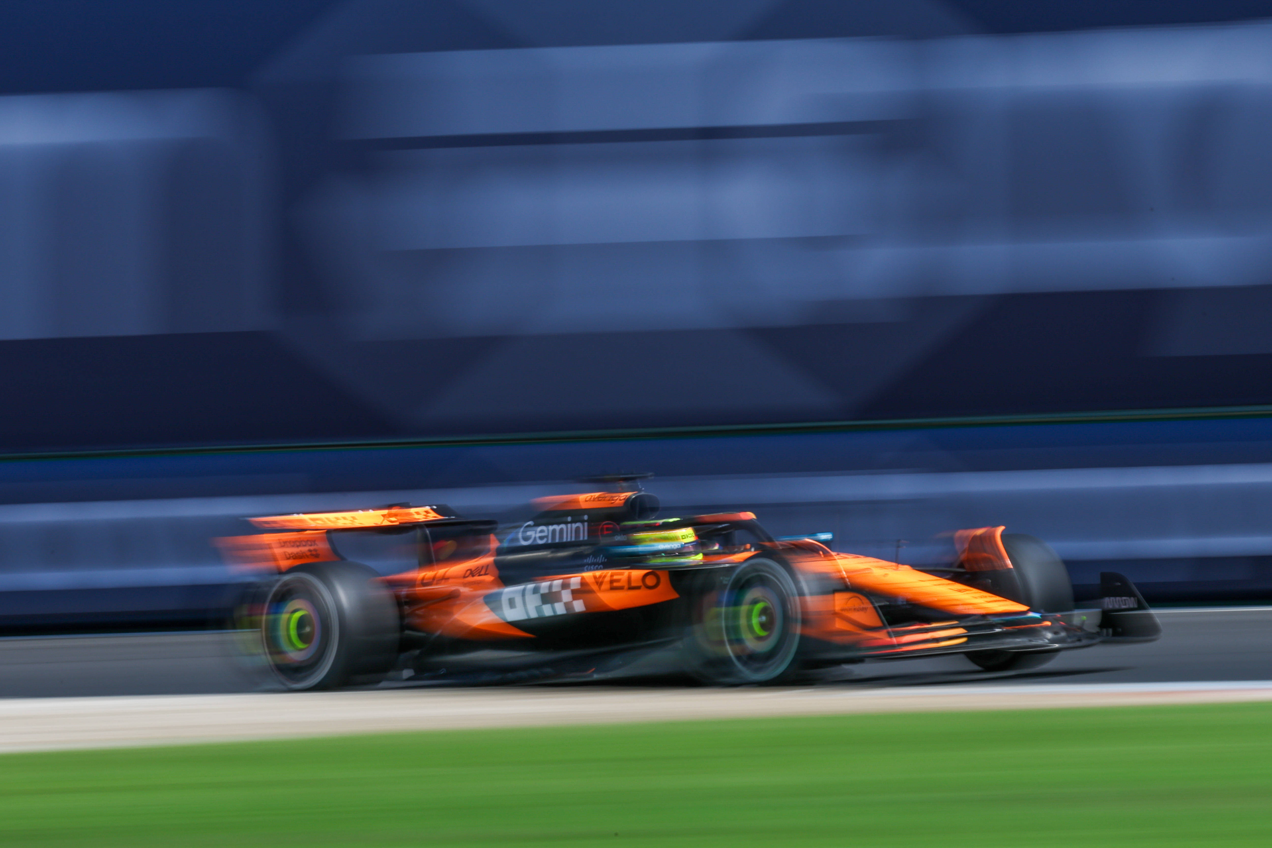 包含迈凯伦险胜红牛车队，诺里斯关键制胜的词条