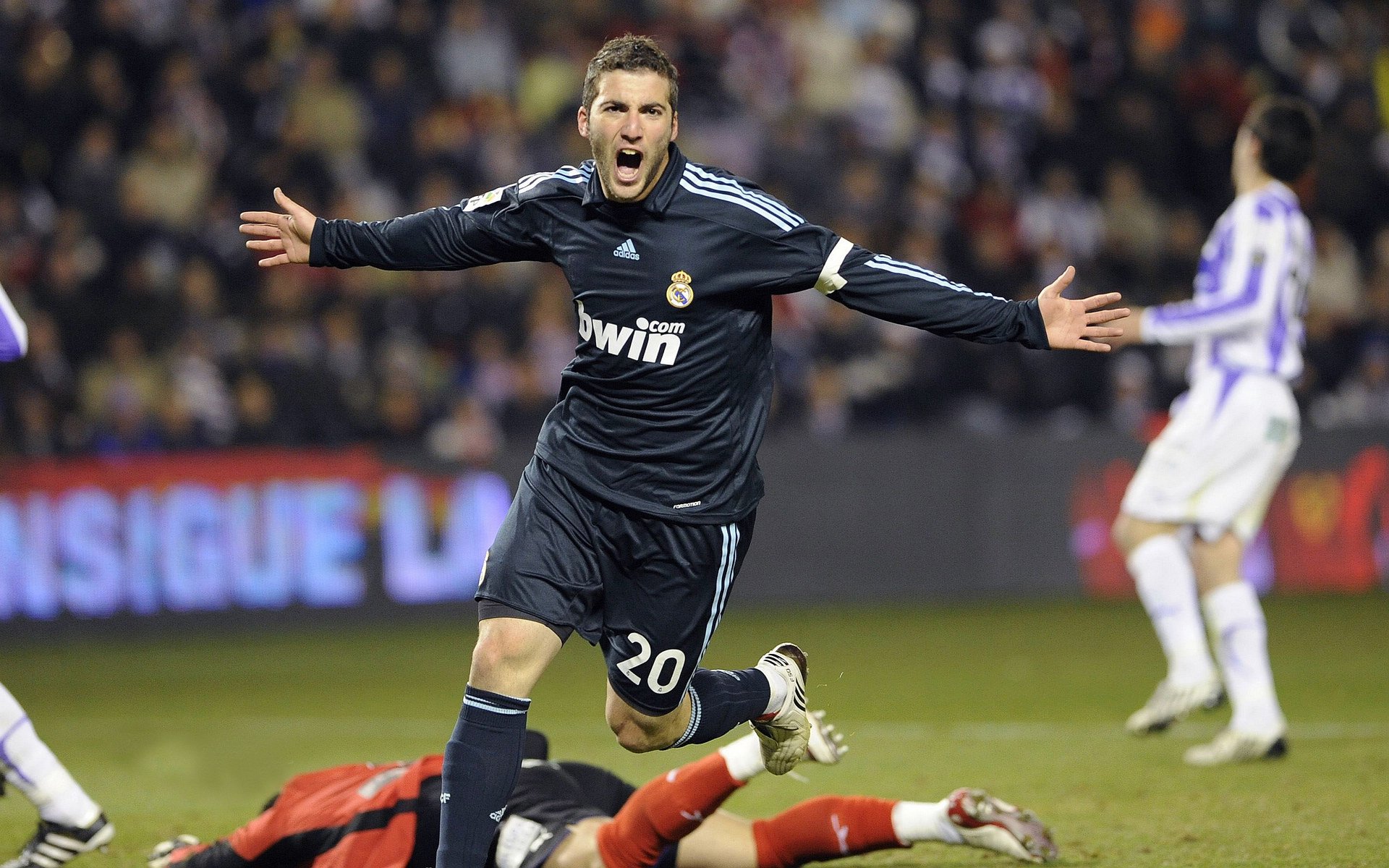 世俱杯-穆雷一记反手斜线宣告,表演时代落幕,联合杯逆袭拉沃尔杯